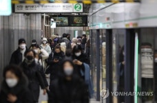 실내 마스크 의무 해제, 대중교통·병원·약국 등에선 착용해야