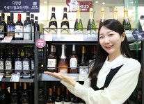 GS25, 벚꽃시즌 맞아 MZ 인기술 로제와인 3종 선봬