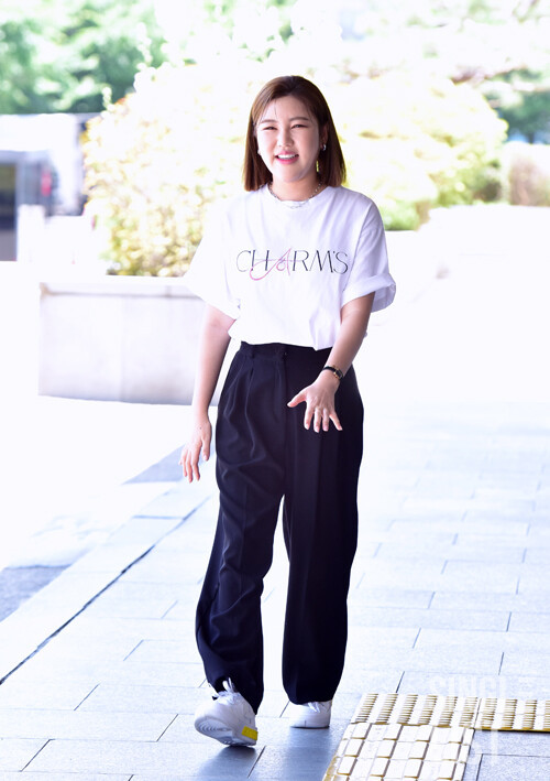 송가인, 스타트롯 여자 랭킹 부문 1위 차지!화려한 광복절 무대에 뜨거운 함성과 함께 선보여