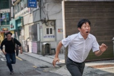 달짝지근해 유해진, 인생 첫 코믹로맨스 도전...치호 캐릭터 스틸 2종
