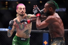 션 오말리, 스털링에 2R TKO승…UFC 밴텀급 챔피언 등극