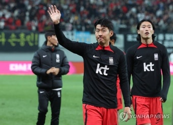 '캡틴' 손흥민, 벤치서 '슛돌이' 이강인 포옹...