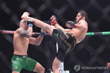 UFC 마카체프, 볼카노프스키에 1R KO승…1차전 논란 종식