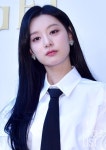 [포토] 김지원 '시선 사로 잡은 보이시 하지만 러브리 꽃셔츠'
