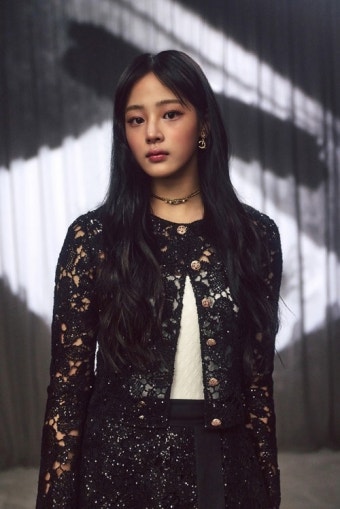 뉴진스 민지, 첫 샤넬 쇼 참석...파리서도 빛나는 미모