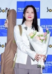 [포토] 싱어게인3 이젤, 양리진 졸업 축하하러 왔어요