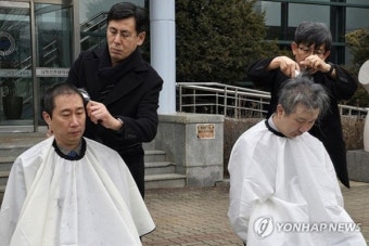 의대 교수들도 집단행동 움직임...삭발과 사직 등 반발