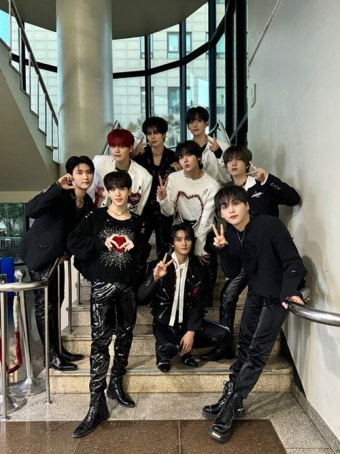 크래비티, 데뷔 첫 지상파 1위...'러브 오어 다이' 음방 2관왕