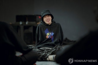 방탄소년단 제이홉, 英 싱글차트 64위·앨범차트 38위 진입