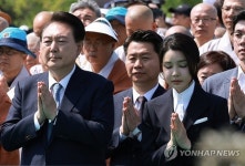 尹대통령 내외, 사리반환 기념식 참석…169일만 대중앞 동반