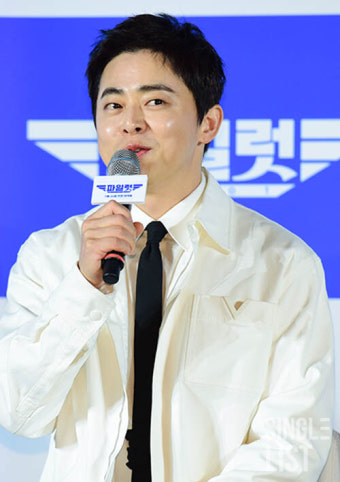 '파일럿' 조정석, 파격 여장 