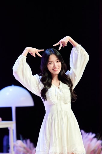 김혜윤 서울 팬미팅 성료...소녀시대 'GEE'·뉴진스 'How Sweet' 무대까지