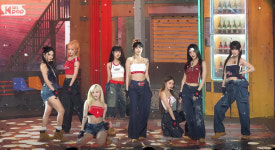 프로미스나인, 뮤뱅 응원 온 플로버에 직접 만든 비즈키링 등 선물