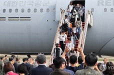 레바논 체류 국민 등 97명 군수송기로 귀국…서울공항 도착