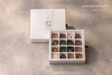 딸기 뷔페·수능 응원 초콜릿…시즌 맞춤옷 입은 호텔 패키지