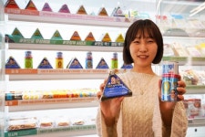 세븐일레븐, 삼각김밥데이 행사…음료수 증정 外