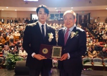 진영, 고향 충주서 자랑스러운 미덕인상 수상