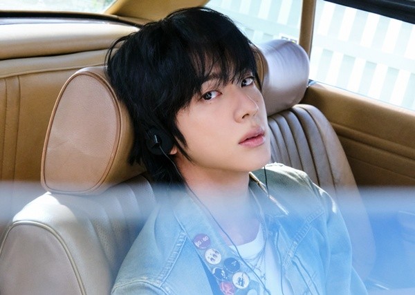 방탄소년단 진 솔로 팬콘서트에 가수 최예나가 게스트 출연