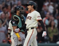 이정후, MLB 통산 10호 홈런에 기습 번트까지...3안타 2타점 2득점
