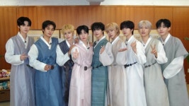 크래비티, 한복 입고 추석 인사...편안하고 즐거운 시간 보내길