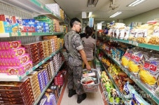 군마트 최다 판매 물품은 주류…판매액 1위는 화장품