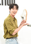 [포토] 데이식스 영케이 '신발 들어도 멋짐'