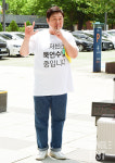 [포토] 윤경호 '말 대신 손짓으로...저는 묵언수행 중입니다'