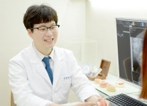 [건강칼럼] 임플란트 주위염 예방…양치질 후 치간칫솔로 꼼꼼히