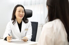 [건강칼럼] 다양한 피부과 보습 시술로 겨울철 건조한 피부 가뭄 개선