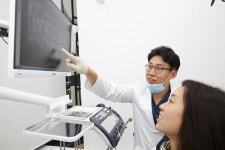 [건강칼럼] 고령자 전체 임플란트 …출혈ㆍ통증 적은 치과 치료법 선택하라