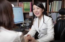 [건강칼럼] 한의원 여성 탈모 치료 포인트…두피에 치솟는 열을 잡아라