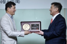 삼일제약 노동조합, 허강 회장에 노사화합유공 감사패 수여