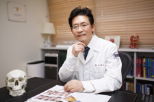 윤곽수술ㆍ턱 보형물로 인한 앞턱 처짐… 근육 올리는 재배치 수술로