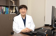 지속되는 무릎 통증, 퇴행성관절염 증상일 수 있어 늦지 않게 치료해야