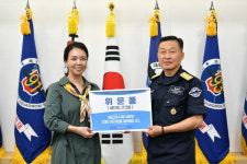 지유네피부과의원, 해군잠수함사령부에 위문품 전달
