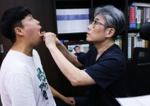 양치 열심히 하는데... 제자리걸음하는 입냄새, 단순 위생 문제로 보지 말아야