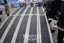 [포토] 아이솔라에너지, 곡면 건축물에 태양광 모듈 탑재 가능한 지붕재 선보여
