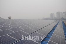 태양광발전··· 정부 주도로 가느냐, 주민 주도로 가느냐