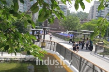 강북구, 아름다운 디자인 태양광 쉼터가 있는 교량