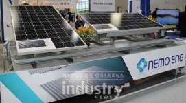 [포토뉴스] 네모이엔지, 메탈 프레임 수상태양광 및 100kW 올인원 ESS 선보여