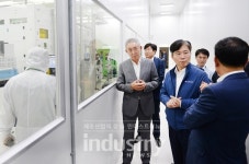 산업부 성윤모 장관, 반도체·디스플레이 장비 생산업체 원익IPS 방문