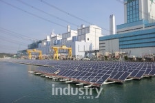 신화이앤이, 수상태양광 현장에 맞춘 소재 선택… 염해는 고내구성 FRP 적용