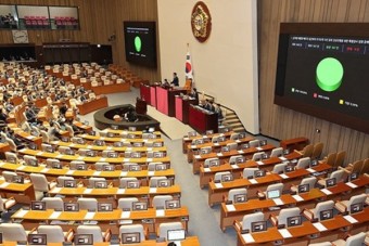 한국 국회, 김여사 특검법 논의 활발…법안 폐기 막는 여당 vs 강력한 특검법 요구하는 야당