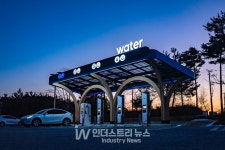 워터, 고속도로 전기차 충전소에 첫 목재 캐노피 도입… 철근·콘크리트 사용 최소화
