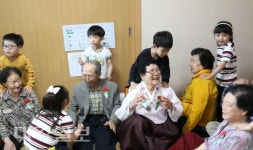 문경유치원, ‘찾아가는 효사랑’ 맞춤형 공연 실시
