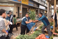 경주경찰서, 전통시장 살리기 추석맞이 장보기와 함께 평온한 추석 명절을 위한 합동순찰 ·캠페인 개최
