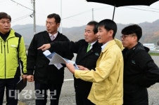 김충섭 김천시장, 가을비 속에서도 건설 현장 점검 나서