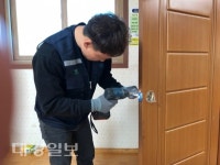 상주 ㈜예스코리아, 경로당 59개소에 550만원 상당 도어록 교체 설치