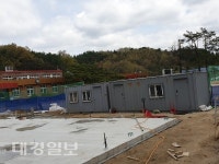 영주 이산초등하교 소강당 증측공사 불법 가설물 ‘물의’