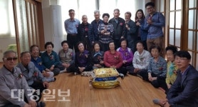 양학동행정복지센터, 경로당 어르신 카네이션 달아주기 행사